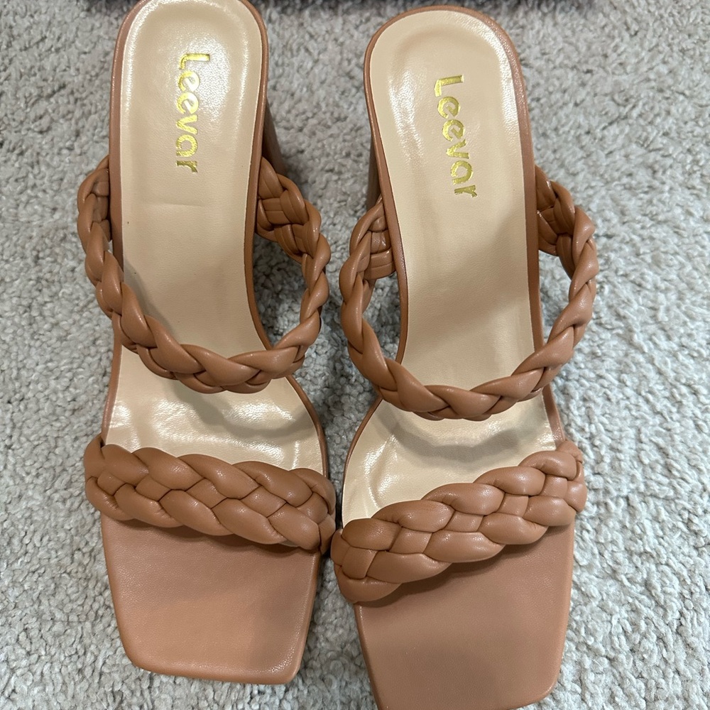 ❤️❤️ 4 for 25$ ❤️❤️ NIB braided heeled sandals. size 9